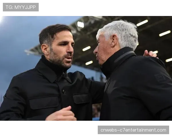 因扎吉与法布雷加斯赛后拥抱，两位少帅的战术博弈画上句号